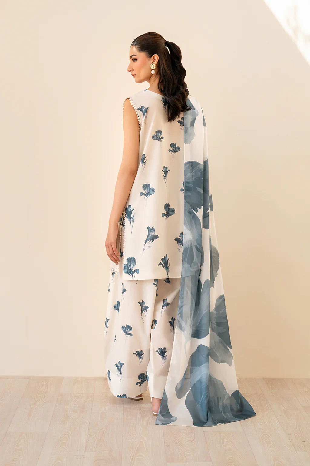 Iznik Chikenkari Embroidered Lawn 3Pcs Luxury Suit UE-442 Skin Gray
