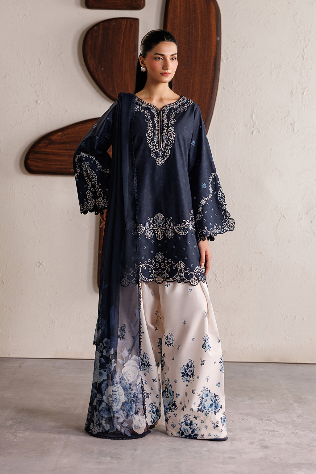Iznik Lawn Embroidered 3-Piece Suit