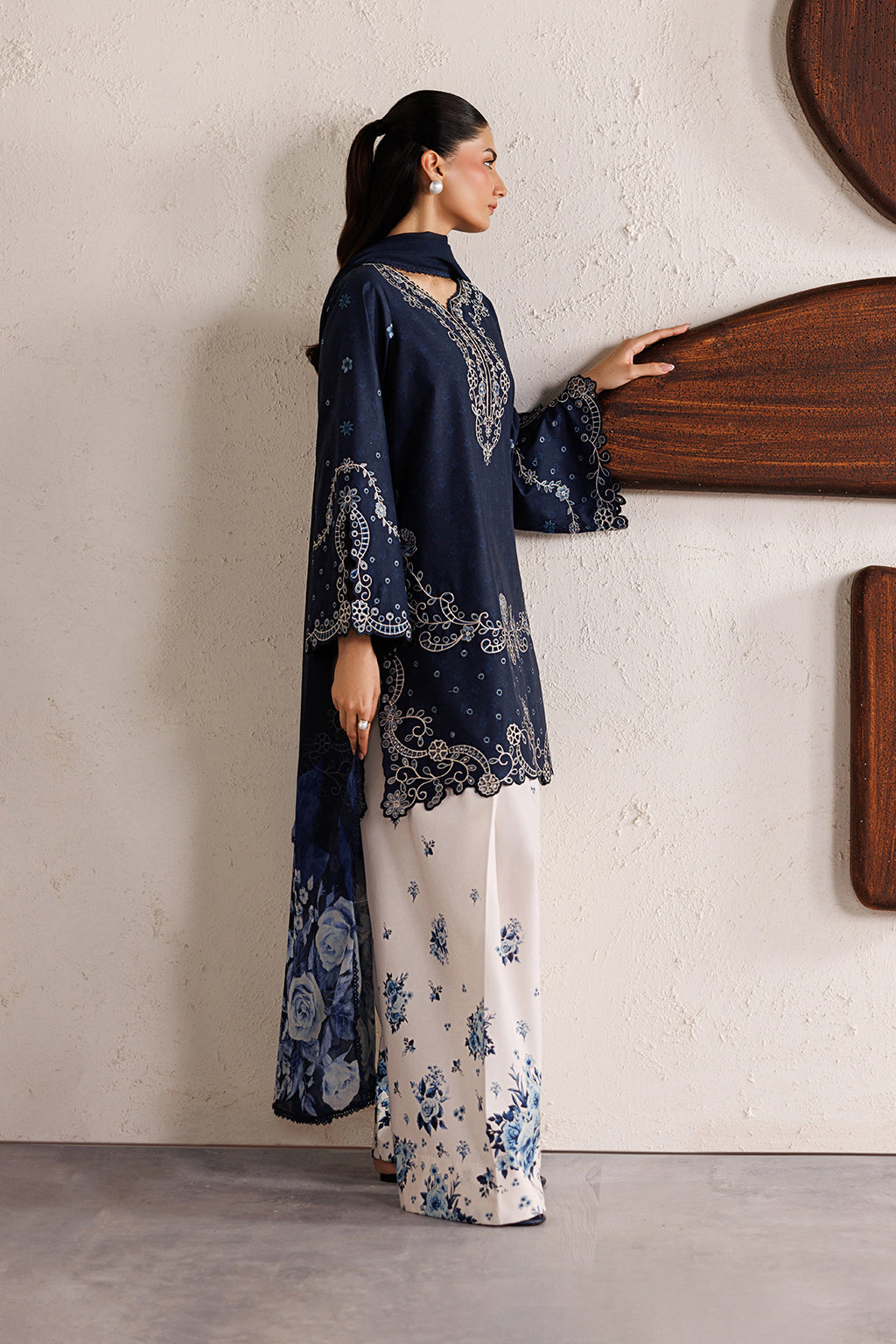 Iznik Lawn Embroidered 3-Piece Suit